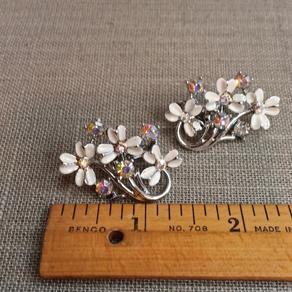 Coro White Floral Aurora Borealis Rhinestone Silver Tone Clip Earrings - Picture 4 of 5